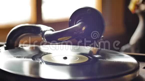 旧的留声机播放唱片关闭可循环的老式视频视频的预览图