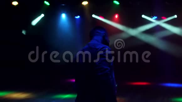 现代年轻人在夜总会的黑暗中跳舞视频的预览图