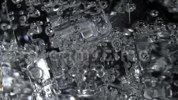 带气泡的矿泉水视频视频的预览图