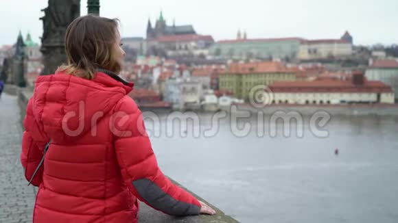 住在欧洲城市大桥上的女孩视频的预览图