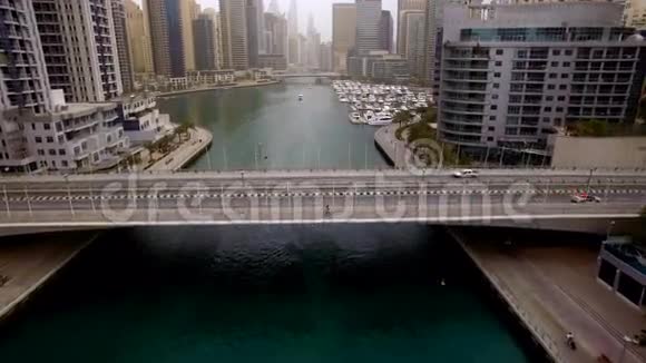 在阿联酋迪拜的一座公路大桥上飞过视频的预览图