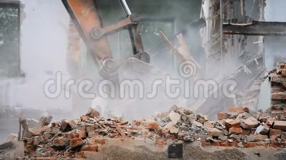 被遗弃的建筑被摧毁和粉碎的建筑视频的预览图