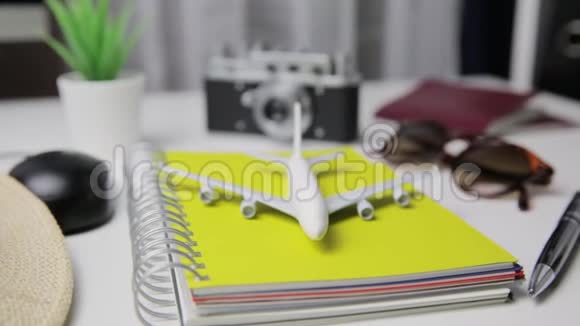 带护照太阳镜和电脑的办公室旅行规划概念视频的预览图