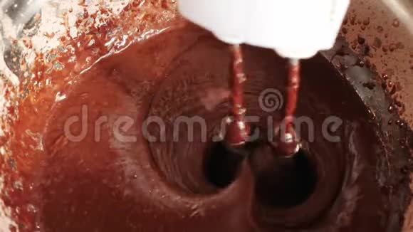 烹饪蛋糕将巧克力面团放入碗中的特写镜头视频的预览图