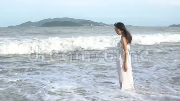 夏天在海滩上散步的女人快乐的多种族亚洲女孩出海视频的预览图