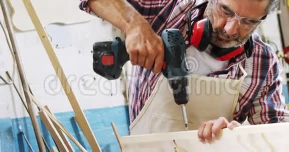 集中木匠钉木板的画像视频的预览图