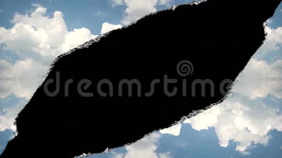 创意4k时间圈视频的一个洞在天空与移动的云与撕裂的边缘就像在纸上与黑色中心隔离视频的预览图