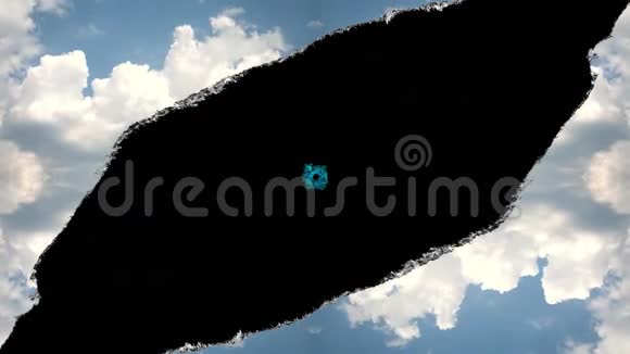 创意4k时间圈视频孔在天空与移动的云与撕裂的边缘如在纸上并移动到相机视频的预览图