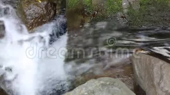 山河带晶莹碧水生态旅游视频的预览图