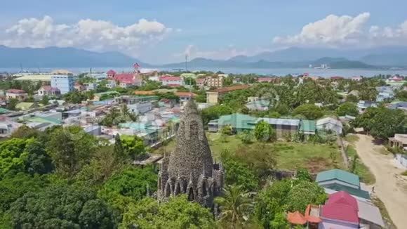 城市里的珊瑚佛教寺背靠海山蓝天视频的预览图