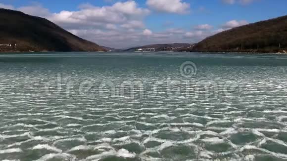 青山冻湖的鸟瞰图视频的预览图