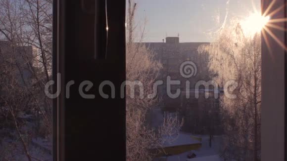 冬季窗景令人惊叹的阳光城市景观日落视频的预览图