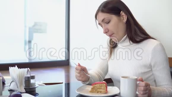 美女在咖啡馆里喝咖啡吃蛋糕视频的预览图