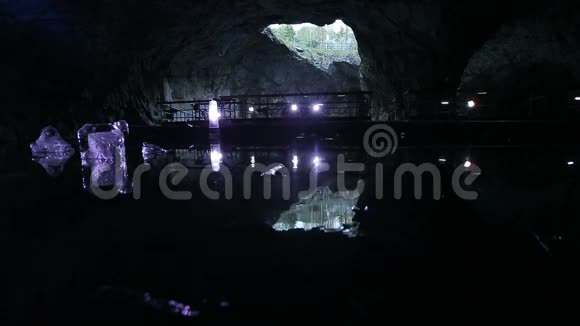 地下湖上有潘顿路的大洞穴和大块的冰视频的预览图