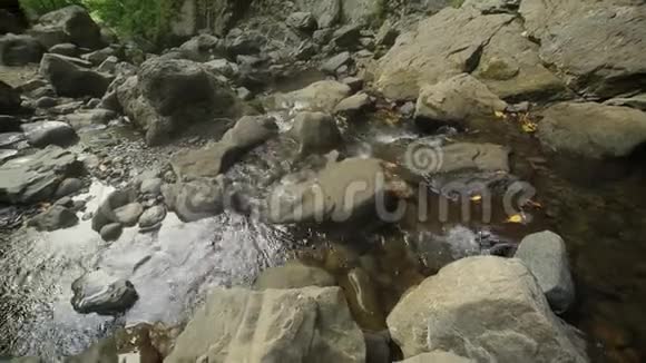山河带晶莹碧水生态旅游视频的预览图