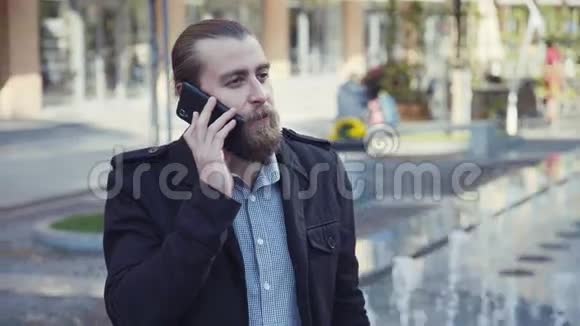 城里有个大胡子男人在打电话视频的预览图