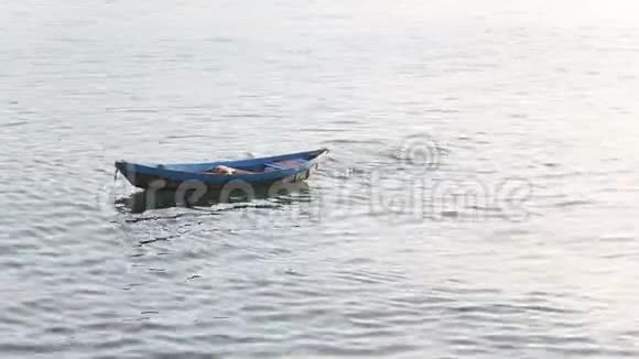 渔人戴面具鱼落网下桥视频的预览图