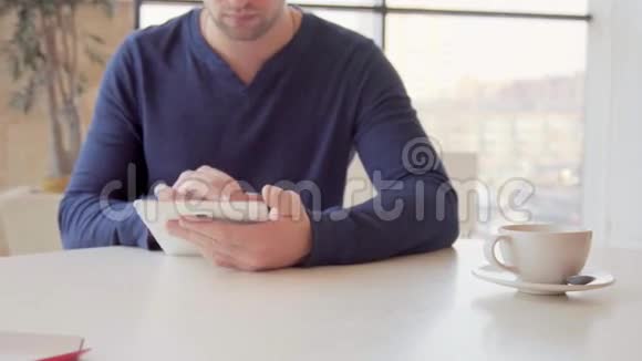 商人在平板电脑和咖啡馆喝咖啡视频的预览图