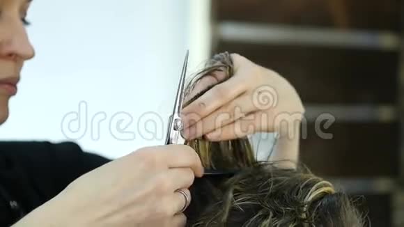 女性理发师整形男士剪发使用剪刀慢动作视频的预览图