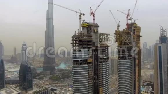 用脚手架和起重机在建的几座摩天大楼的鸟瞰图阿联酋迪拜视频的预览图