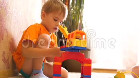孩子们玩玩具孩子们在游戏室里玩建构游戏从小正方体和视频的预览图