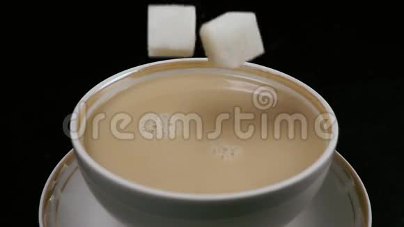 慢动作在茶里加牛奶糖视频的预览图
