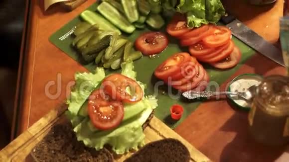 黄瓜西红柿切生菜和沙拉三明治视频的预览图