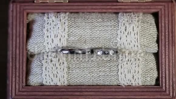 木制盒子上的结婚戒指视频的预览图