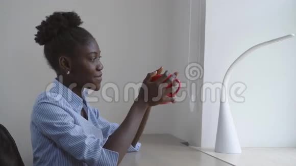非洲女性梦想喝茶视频的预览图
