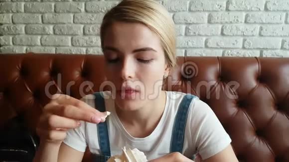 年轻的女人吃着月饼视频的预览图