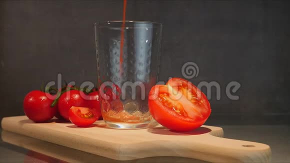 把番茄汁倒入玻璃杯中视频的预览图