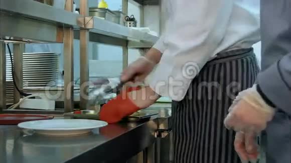 厨师教厨师培训学员如何正确供应熟食视频的预览图
