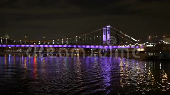 船帆横渡莫斯科河美丽倒影桥晚上的时候视频的预览图