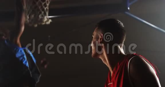 篮球运动员看竞争对手的肖像视频的预览图