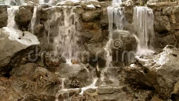 瀑布下的石头视频的预览图