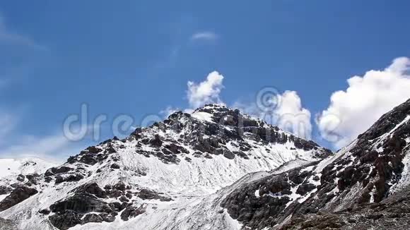 云从山后上来Kirgysta视频的预览图