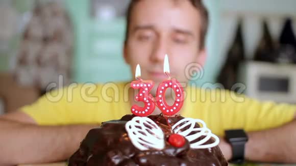 人类用蝴蝶翅膀在巧克力蛋糕上吹灭了30年的蜡烛这个人今天过生日视频的预览图