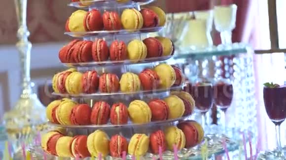 美味的糖果自助餐桌上有很多五颜六色的甜点视频的预览图