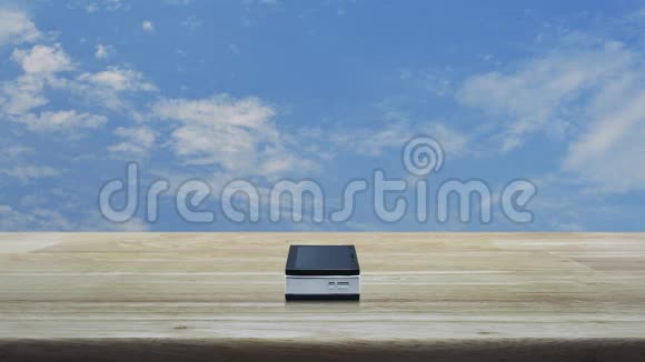 出租车平板图标现代智能手机屏幕上的木制桌子上蓝天白云商业运输本身视频的预览图