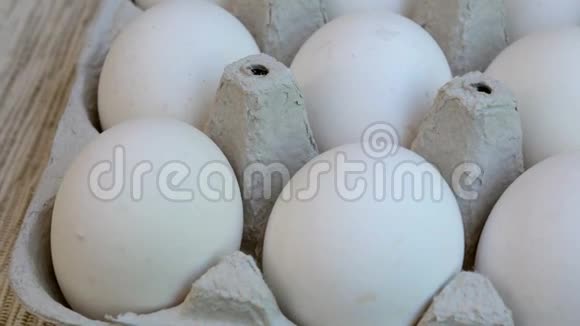 白鸡蛋新鲜堆放在生态纸板包装视频的预览图