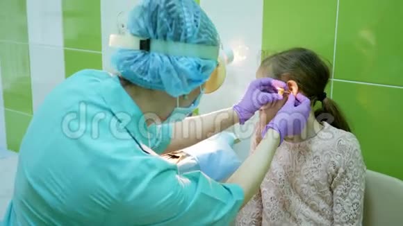 医学中心耳鼻喉科医生耳鼻喉科儿科医生检查儿童儿童手术医生治疗视频的预览图