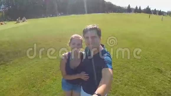 快乐的年轻情侣在公园里拍自己的视频视频的预览图