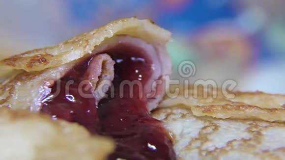 烤薄饼卷与顶部自制草莓果酱细节特写视频的预览图