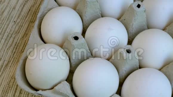 白鸡蛋新鲜堆放在生态纸板包装视频的预览图