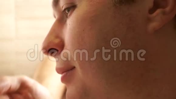 年轻的帅哥用他的剃须膏特写视频视频的预览图