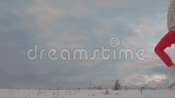 穿着温暖衣服的女孩走在雪地上冬季慢动作镜头视频的预览图