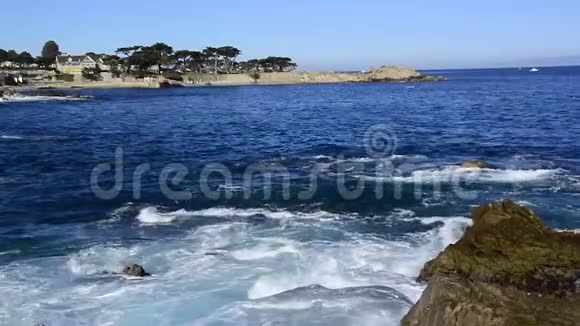 加州蒙特利湾海浪拍打视频的预览图