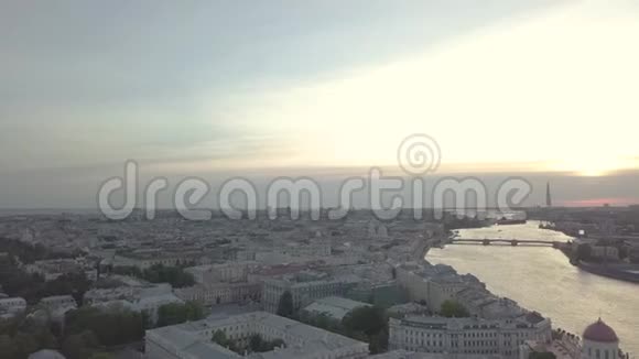 在阳光明媚的夜晚在圣彼得堡中心的空中俯瞰有交通庭院建筑物的街道俄罗斯视频的预览图