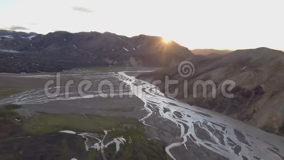 冰岛火山山脉三角洲上空的空中日落视频的预览图