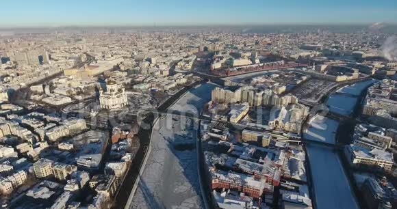从空中俯瞰克里姆林宫冬天在寒冷的晴天视频的预览图
